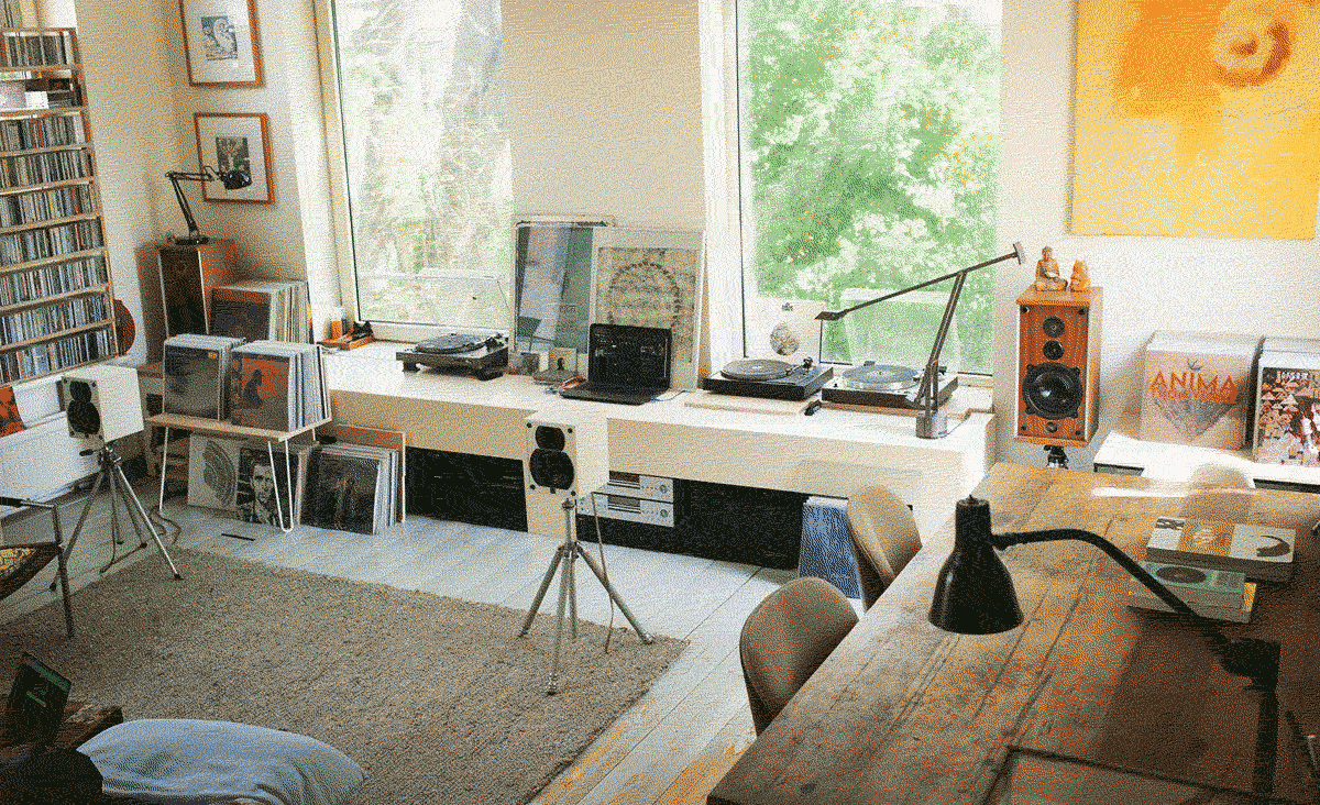 Female skate photographers ☼ A new web browser ☼ Strange Apple device